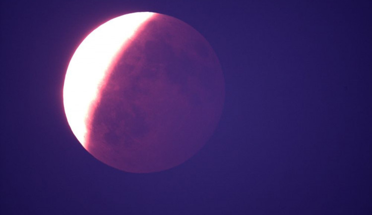 FOTO: Dnes ráno bylo možné pozorovat úplné zatmění Měsíce. Další nás čeká v roce 2025