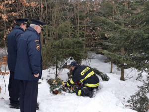 Pád stromu zavinil smrt hasiče, kolegové si tragickou smrt každoročně připomínají