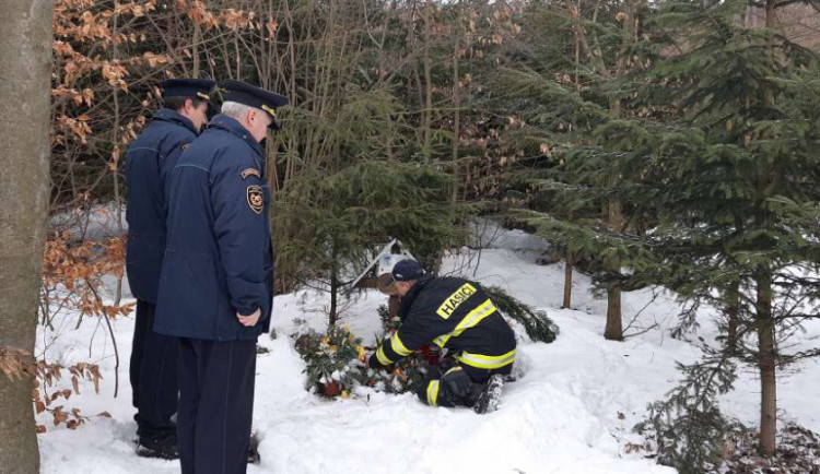 Událost připomíná i pomníček, ke kterému kolegové položili květiny