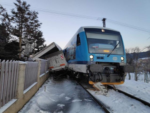 FOTO,VIDEO: Ve Vratislavích se srazil vlak s nákladním autem, škody šplhají do milionů korun