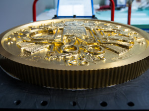 Zlatá mince má nominální hodnotu 100 milionů korun.