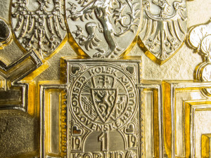 Zlatá mince má nominální hodnotu 100 milionů korun.