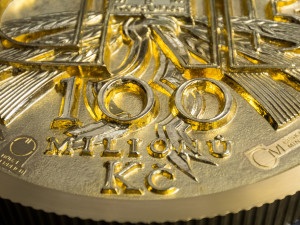 Zlatá mince má nominální hodnotu 100 milionů korun.