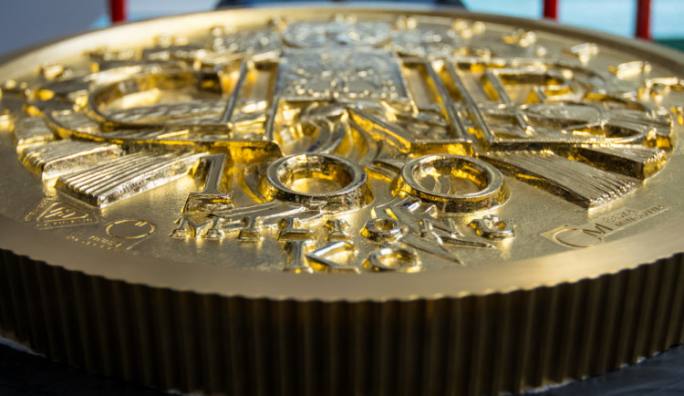 Zlatá mince má nominální hodnotu 100 milionů korun.