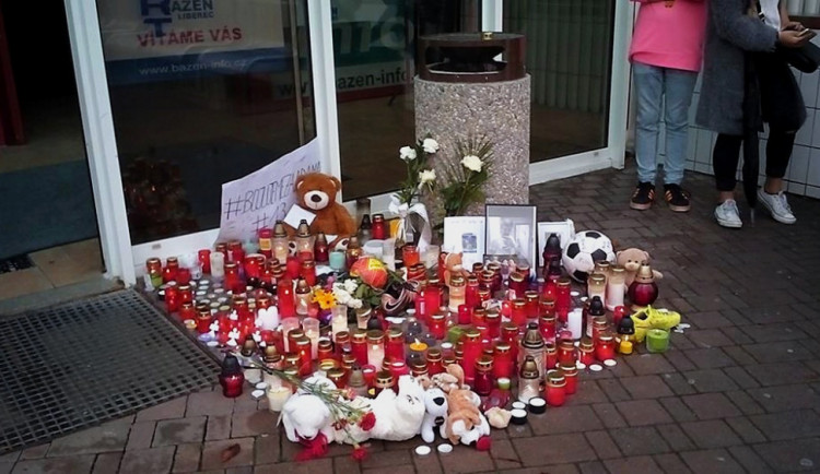 Po tragédii vzniklo před bazénem pietní místo.