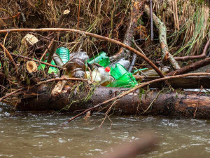 Takto vypadala řeka Kamenice zaplněná plasty