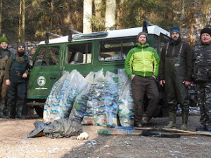 Strážcům se podařilo naplnit plasty deset pytlů.