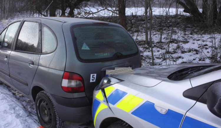 Couvající auto nabouralo policejní