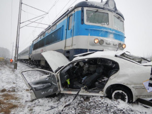 V Desné se na nechráněném přejezdu střetl vlak plný lidí s Bavorákem