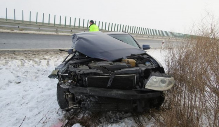 Řidič při předjíždění kamionu najel do sněhu. Dostal smyk a způsobil nehodu