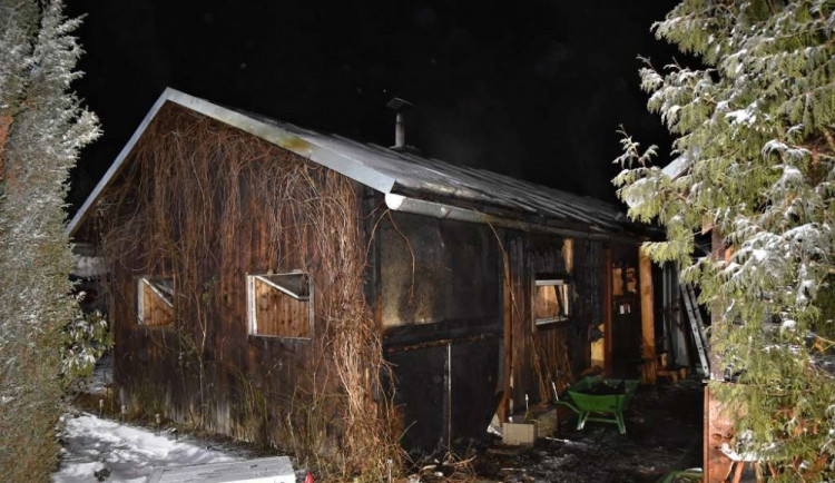 Hasiči v noci vyjížděli k hořící chatce, škoda je odhadována na 120 tisíc korun