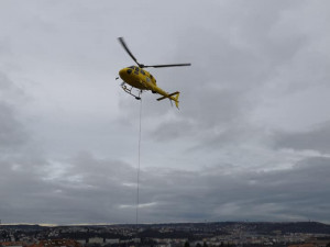 Hasiči z Růžodolu se specializují i na vazačské práce. Na snímku instalují klimatizační jednotky na budovu v Praze.