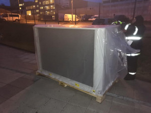 Hasiči z Růžodolu se specializují i na vazačské práce. Na snímku instalují klimatizační jednotky na budovu v Praze.