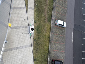 Hasiči z Růžodolu se specializují i na vazačské práce. Na snímku instalují klimatizační jednotky na budovu v Praze.