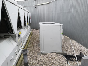 Hasiči z Růžodolu se specializují i na vazačské práce. Na snímku instalují klimatizační jednotky na budovu v Praze.