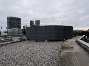 Hasiči z Růžodolu se specializují i na vazačské práce. Na snímku instalují klimatizační jednotky na budovu v Praze.