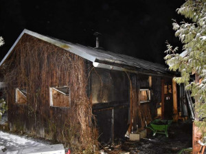 Hasiči v noci vyjížděli k hořící chatce, škoda je odhadována na 120 tisíc korun