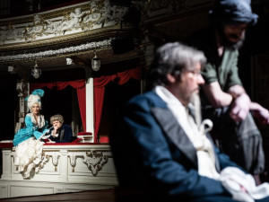 Divadlo uvede Dostojevského Běsi. Herci si s diváky vymění místa