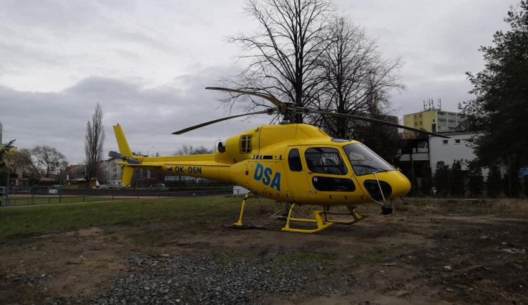 Hasiči z Růžodolu se specializují i na vazačské práce. Na snímku instalují klimatizační jednotky na budovu v Praze.