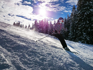 Lyžařka srazila ve skiareálu Benecko šestiletou dívku, policie hledá svědky