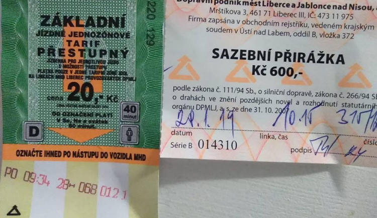 Snímek jízdenky a pokuty nahrála paní Marie na sociální sítě.