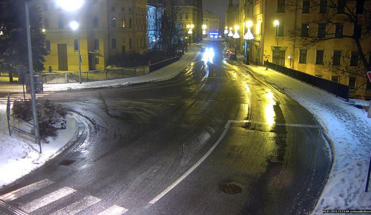 Kamera zabírá prostor před knihovnou.