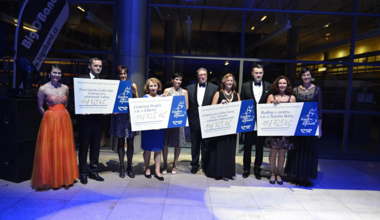 Výtěžek plesu jde pěstounským rodinám.