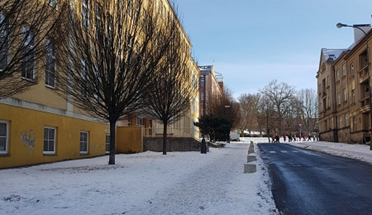 Prvním z opatření Turnova byly betonové bloky na kraji chodníku