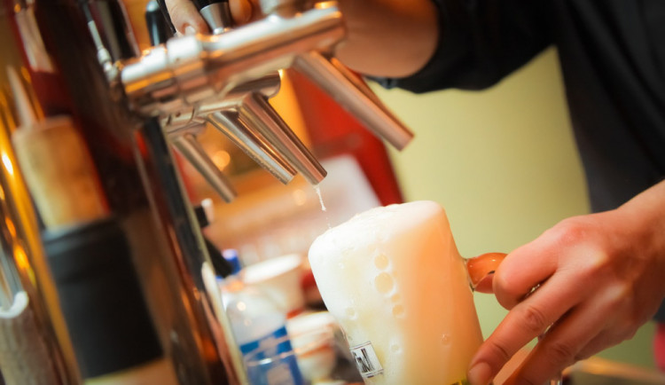 Policie kontrolovala řidiče, byl opilý a bez řidičáku. Přiznal jedenáct piv a dva panáky