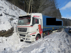 Řidič náklaďáku nezvládl řízení a skončil v příkopu