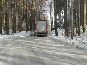 Silnice přes Oldřichov je uzavřená. Zablokoval ji kamion