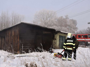 Bezdomovec přebýval v dřevěném domku, kde začalo hořet, k místu vyjížděly tři jednotky hasičů