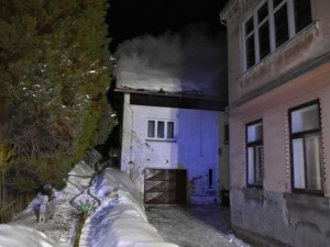 V noci hořel dům v Janově, škoda byla odhadnuta na půl milionu