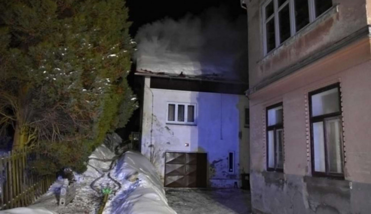 V noci zasahovali hasiči u požáru rodinného domu