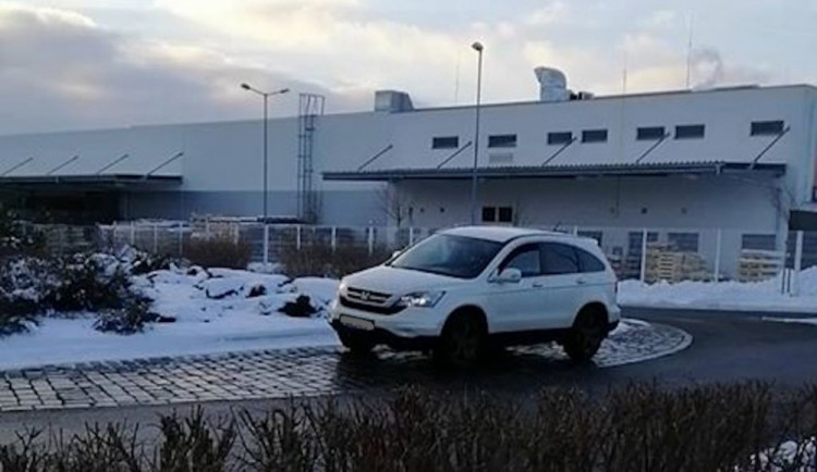 Auto jede kruháčem v protisměru.