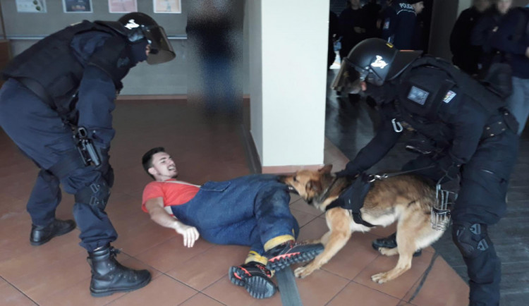 Zásah proti agresivním fanouškům.