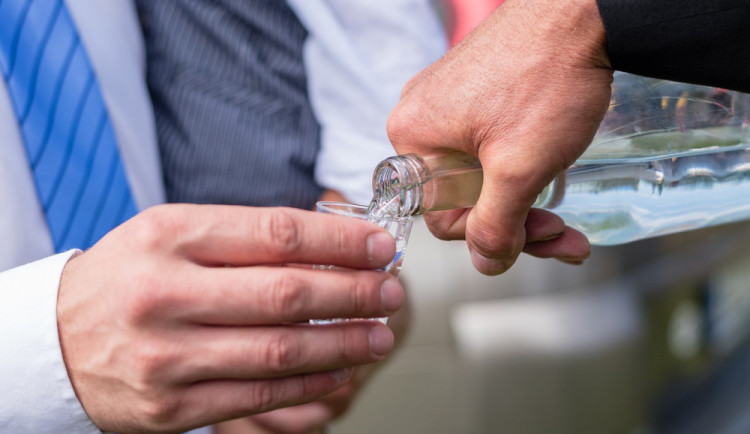 Opilý muž naboural a zůstal sedět v autě. Přiznal slivovici večer, ráno i po nehodě