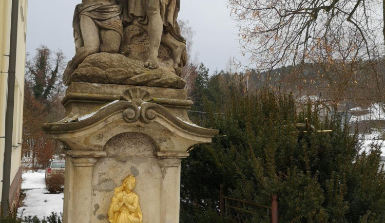 Poškozené sousoší.