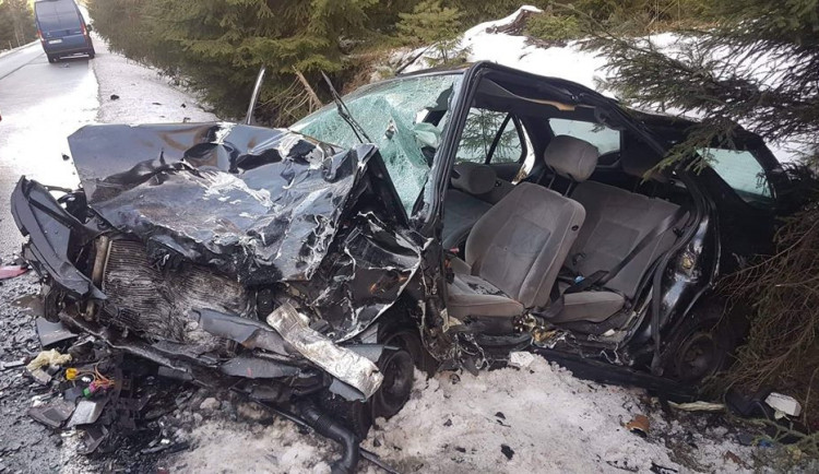 FOTO: Vážná nehoda u Ralska. Při čelní srážce se těžce zranili dva lidé