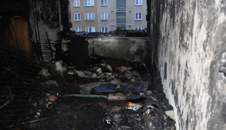 Za sobotní požár v českolipském paneláku může vonná svíčka