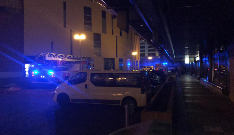 Hasiči právě zasahují v OC Forum