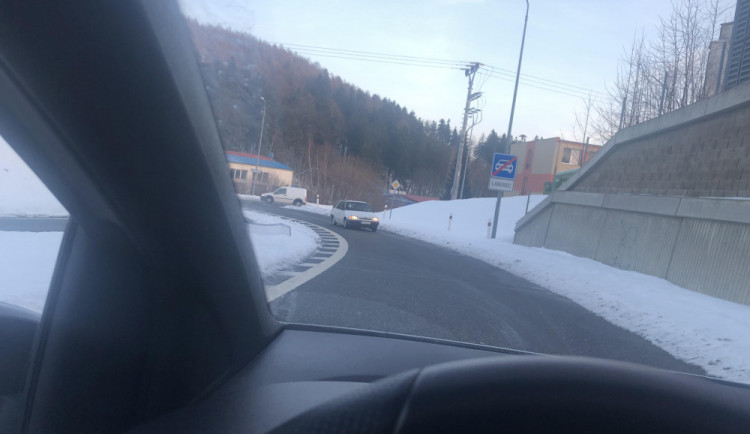 FOTO: Řidič ve Vratislavicích mířil v protisměru výjezdem ze silnice první třídy