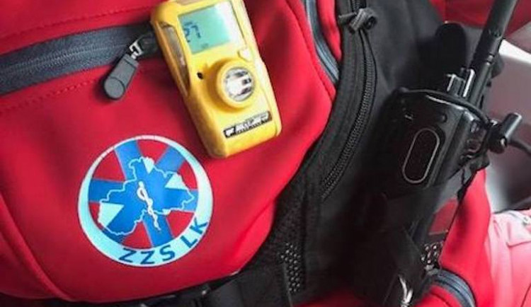 Měřák oxidu uhelnatého, který nosí záchranáři.