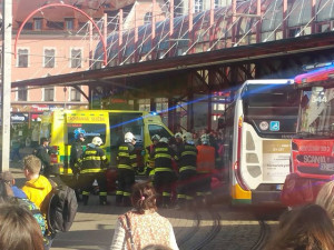 Nehoda přímo na terminálu. Žena se dostala pod autobus, s těžkým poraněním je v nemocnici