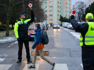 Senioři střeží přechody u škol, Liberec chce jejich řady rozšířit