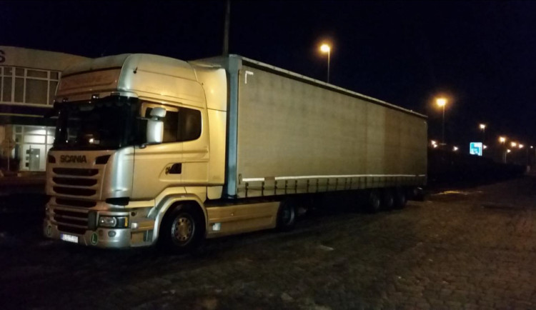 Kamion, který zloděj obral o blatníky se světly a registrační značkou.