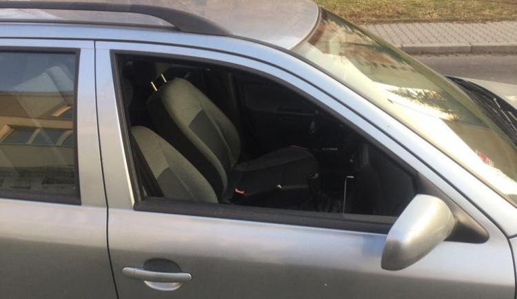 V Ibsenově ulici parkovala Octavia se staženým okénkem. Strážníci majitelku auta našli