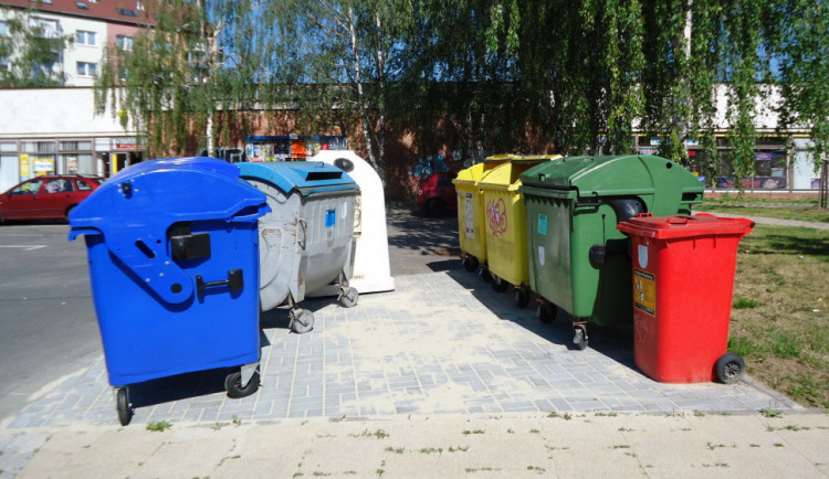 Muž, který se nemohl dostat z popelnice, si zavolal na pomoc městskou policii