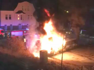 FOTO, VIDEO: Na konečné dvaadvacítky v Americké ulici shořel autobus