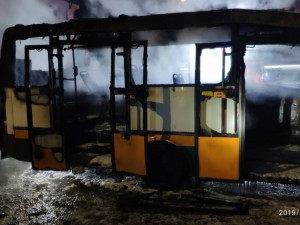Z autobusu zbyl vrak